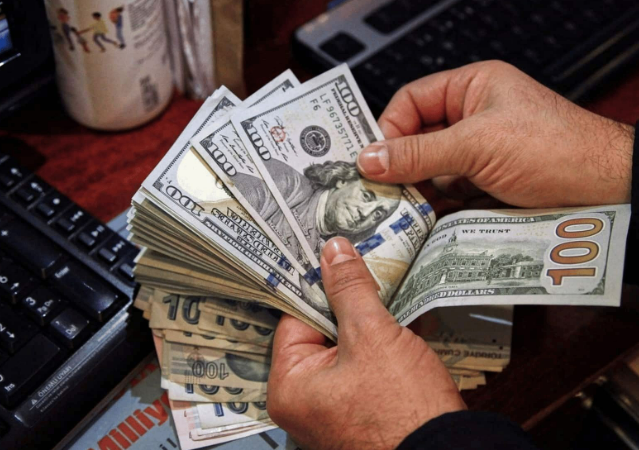 الدولار يستقر في ظل تكهنات بانتهاء رفع أسعار الفائدة والين يترنح عند عتبة 145